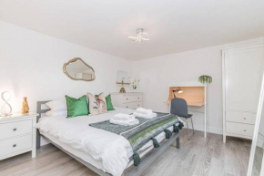 Oxford City Centre apartment with parking!